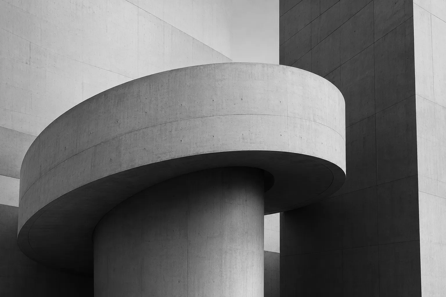 Arquitectura moderna que representa estructura y crecimiento sostenible